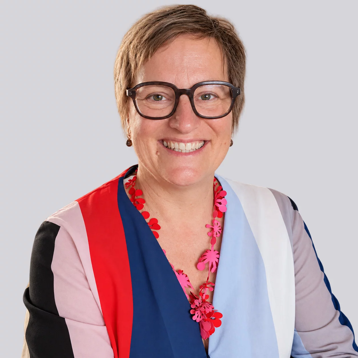 Katrin Wüthrich schaut freundlich in die Kamera.