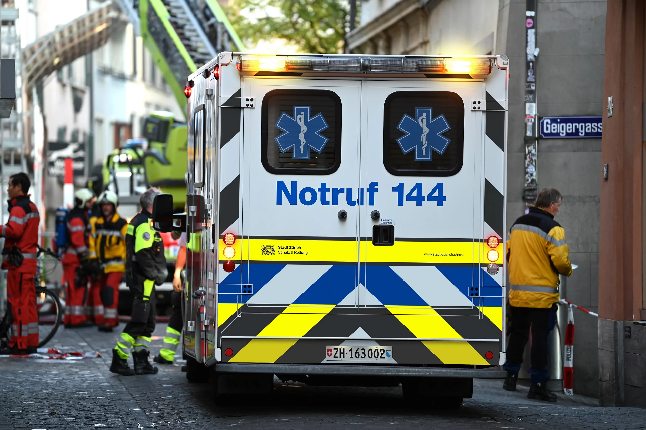 Ein Rettungswagen von Schutz & Rettung Zürich steht am Einsatzort, von hinten sichtbar. 