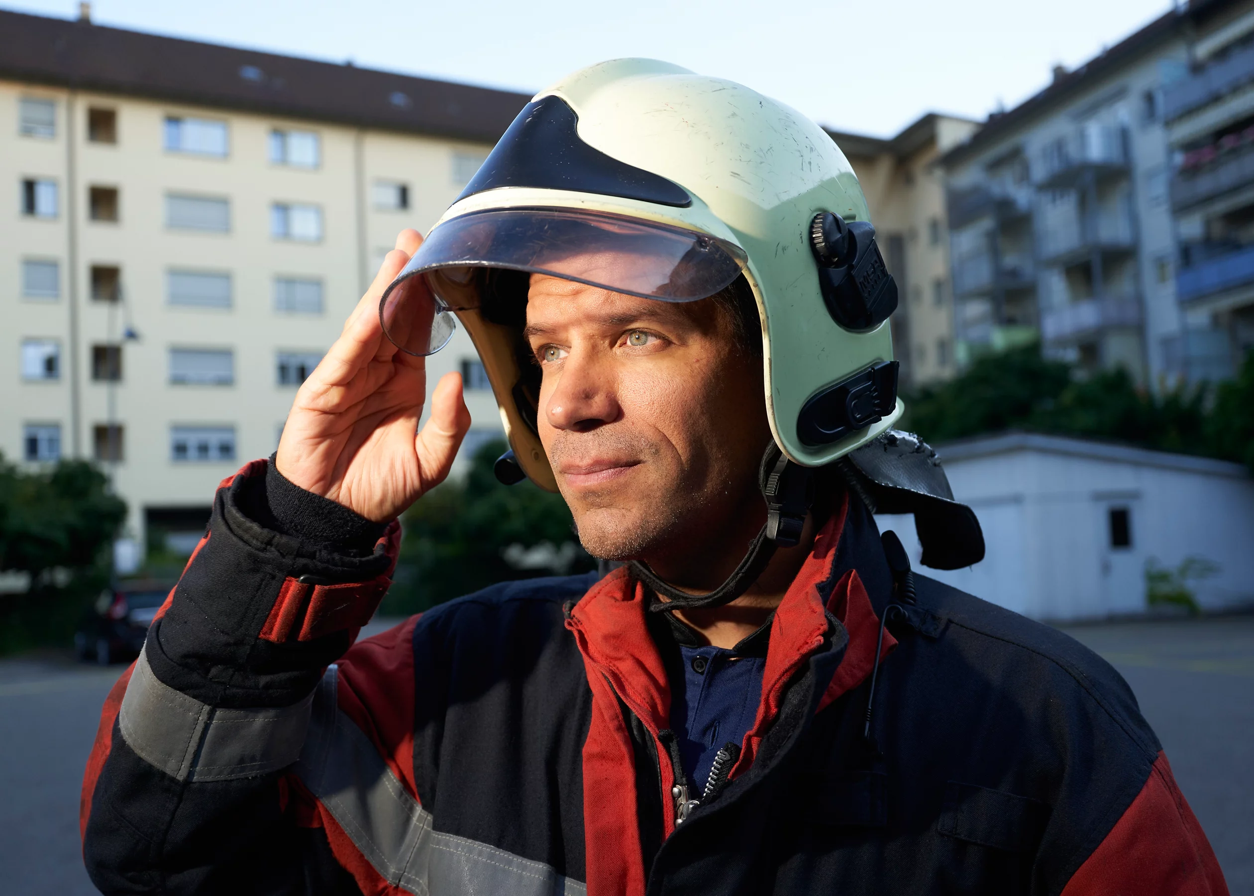 Nahaufnahme eines Berufsfeuerwehrmanns in seiner Uniform. 