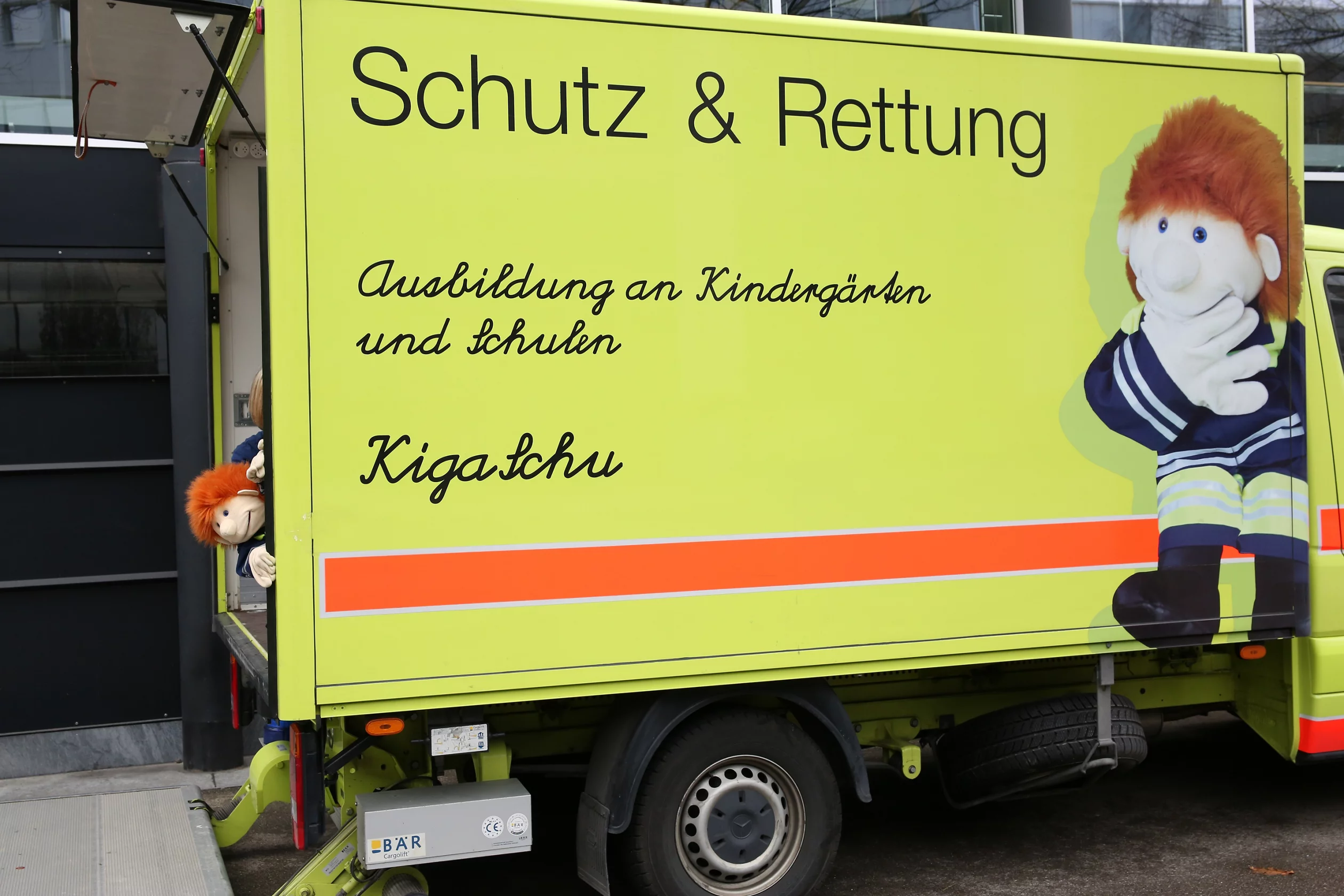 Das Fahrzeug von KigaSchu steht in der Garage.