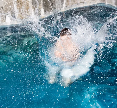 Kind landet gerade im Wasser.