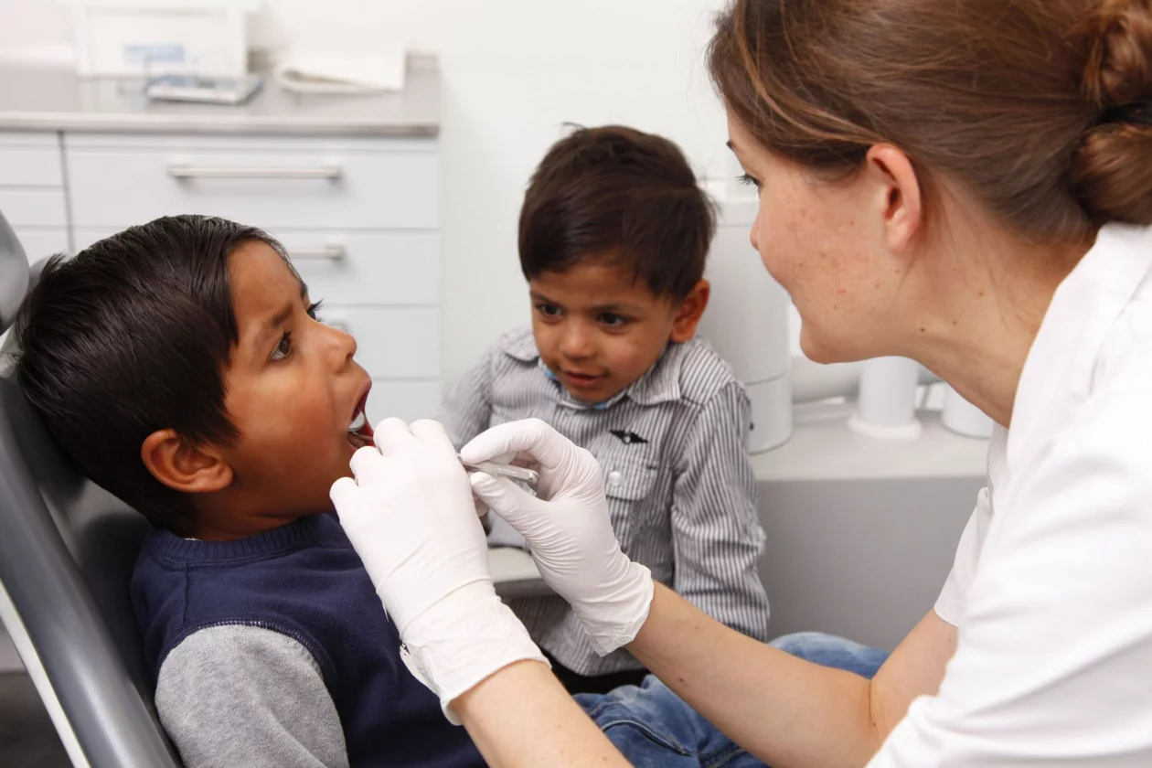 Kind bei der Zahnärztin