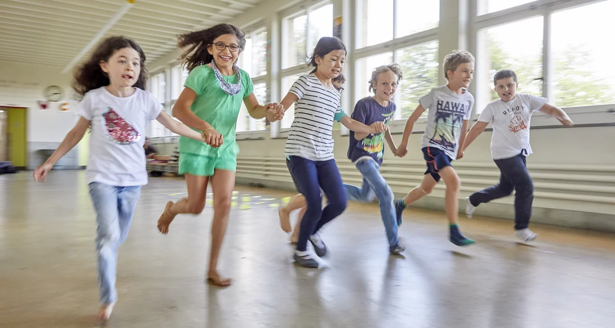Kinder rennen durch den Schulkorridor