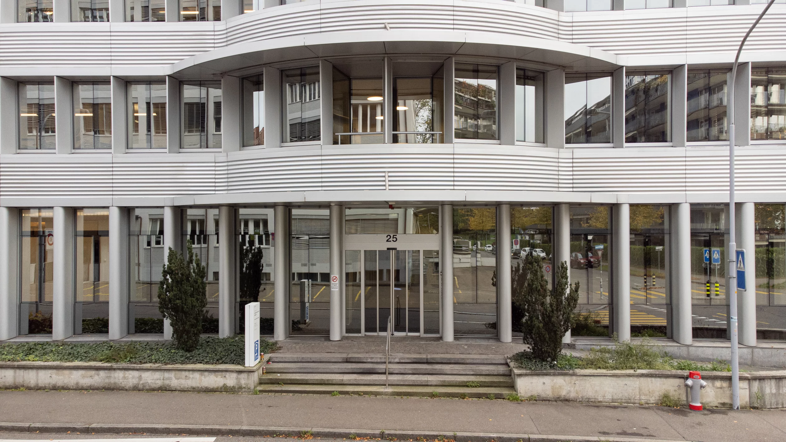 Aussenansicht der Schulzahnklinik Eggbühl