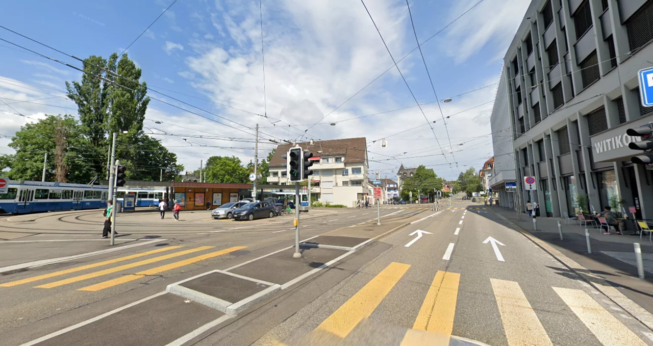 Das Bild zeigt die Witikonerstrasse und den Klusplatz mit der Wendeschleife und einem wartenden Tram