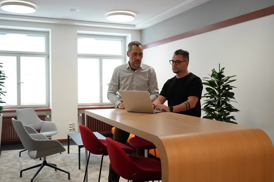 Im offenen Kommunikationsbereich finden Ad-hoc-Besprechungen statt. 