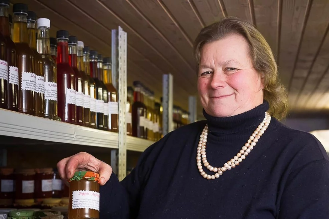 Eine Frau mit einem Konfiglas in der Hand