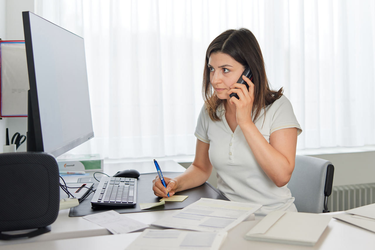 MPA am Telefon im Gespräch