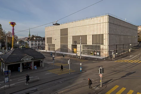 Der hellgraue, moderne Bau am Heimplatz