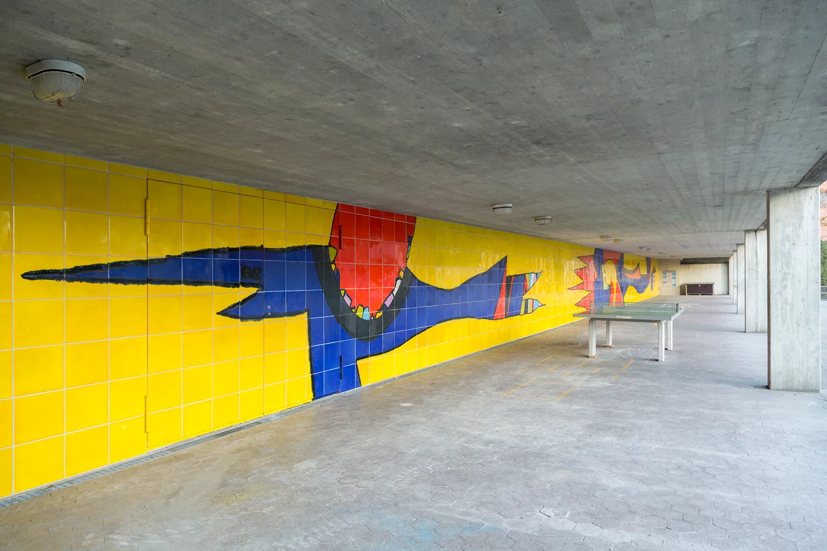 Keramische Wandarbeit in Gelb, Blau und anderen Farben