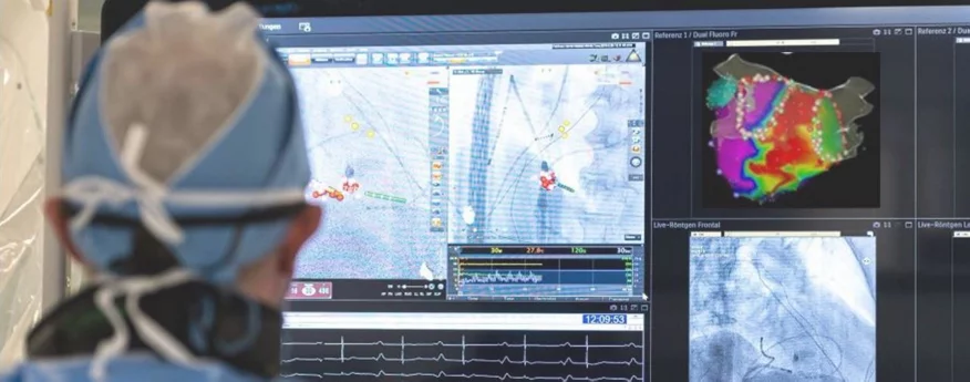 Spezialist vor Bildschirm