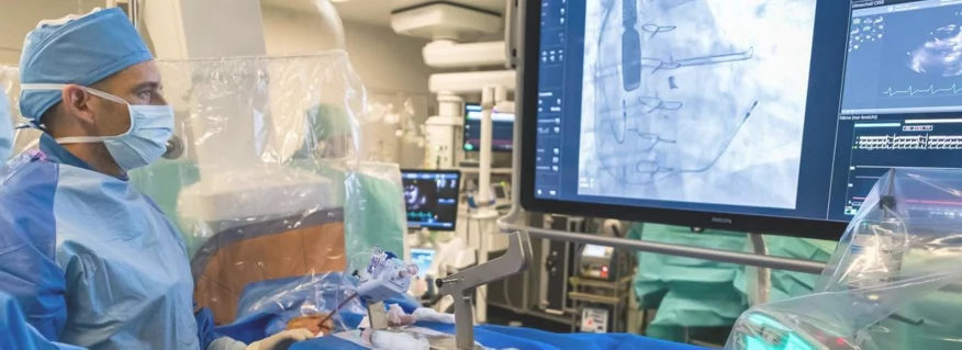 Spezialist bei einer TEER-Operation vor dem Bildschirm