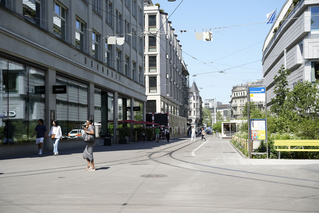 Usteristrasse: Menschen zu Fuss, Tramgleise, Asphalt, Gewerbe- und Bürogebäude