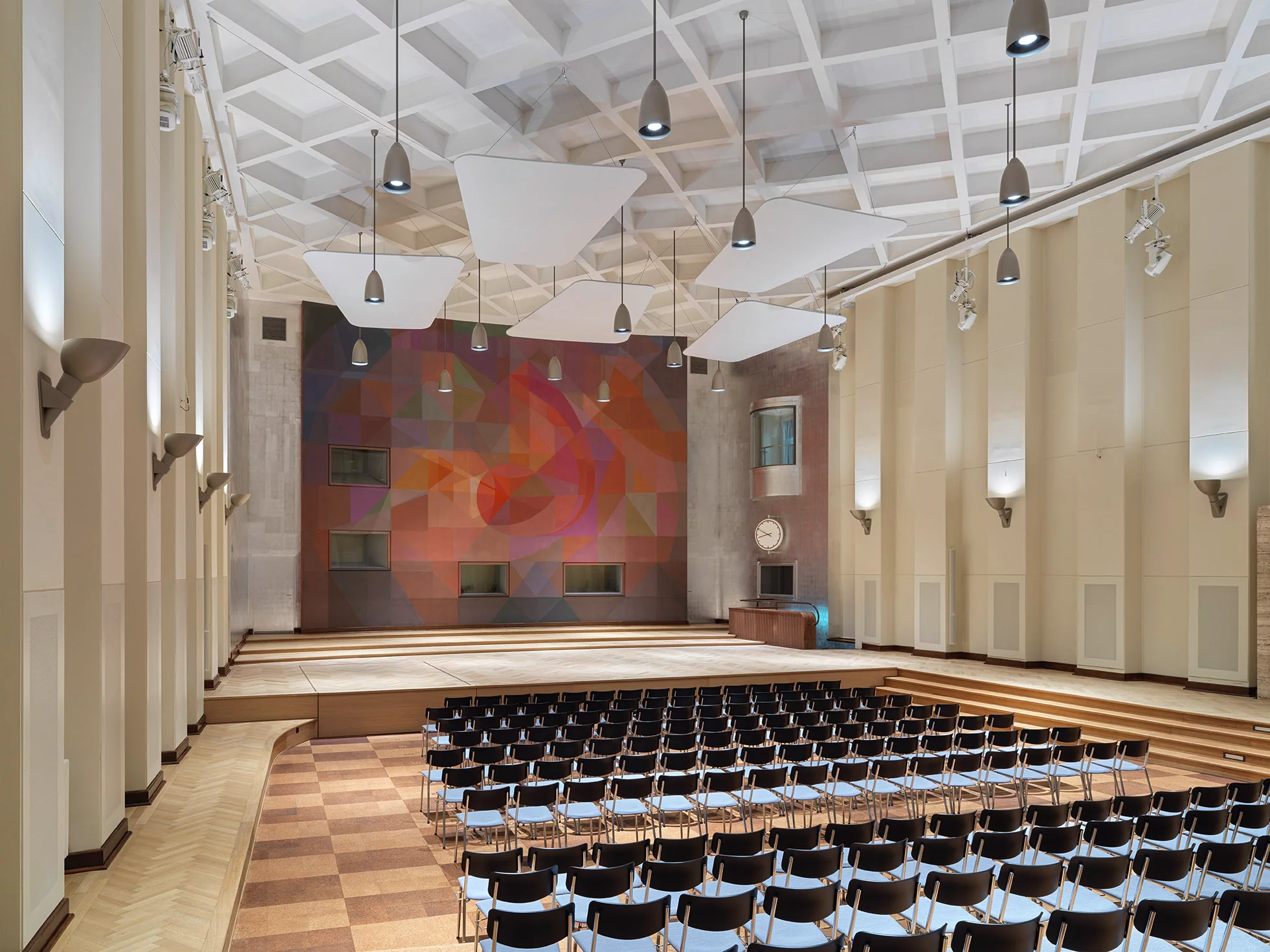 abstraktes Wandgemälde in einer Aula