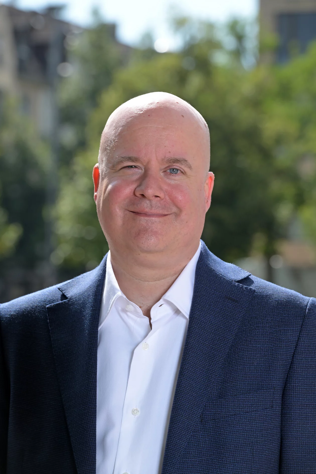 Marco Hochuli schaut freundlich in die Kamera.