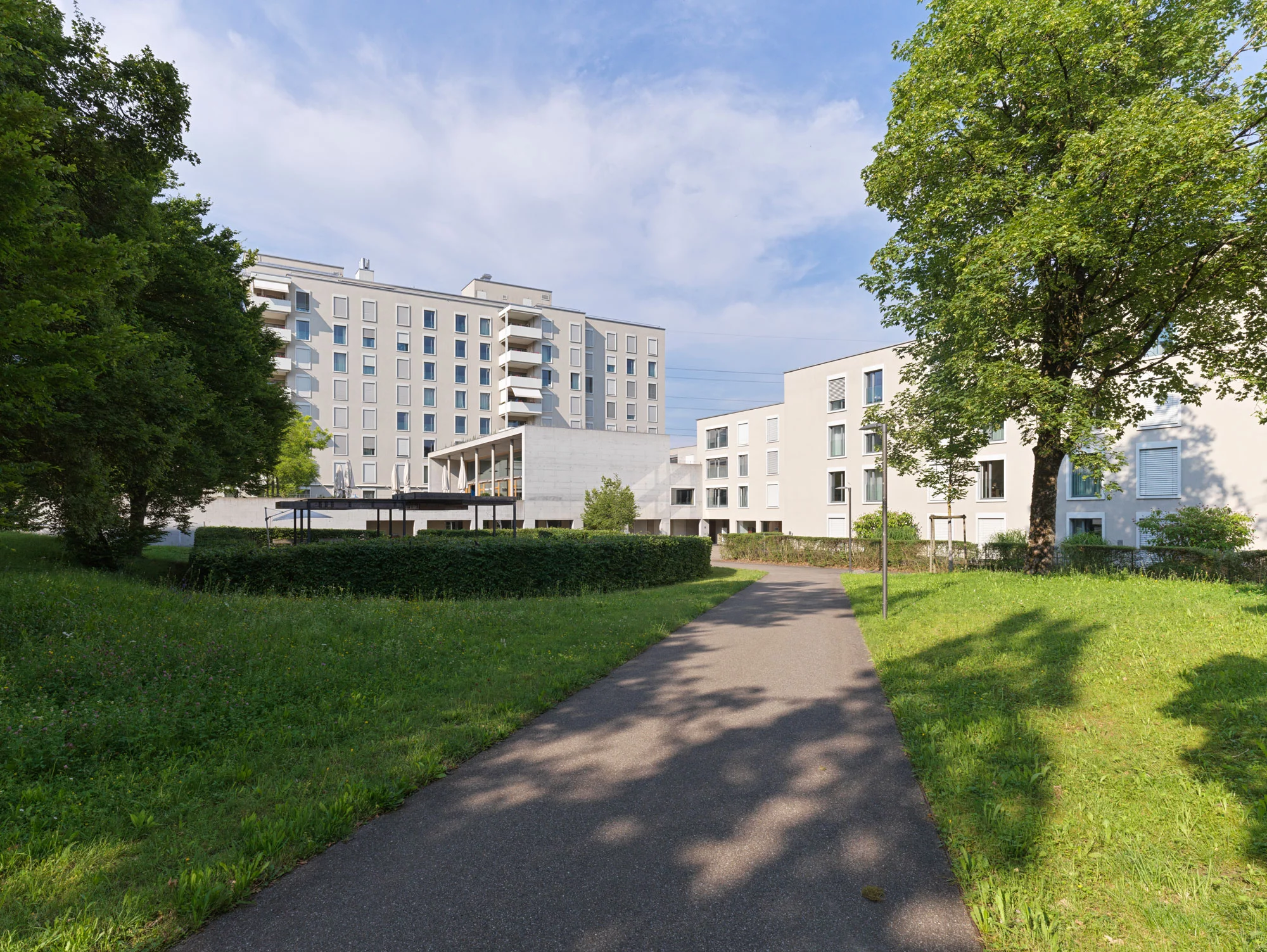 Das Gebäude in grüner Umgebung