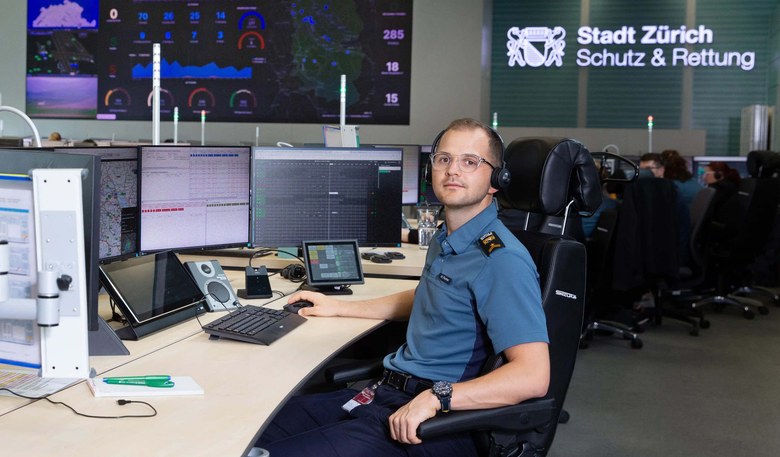 Maximilian Fischer bei der Arbeit in Uniform in der Einsatzzentrale Schutz & Rettung.