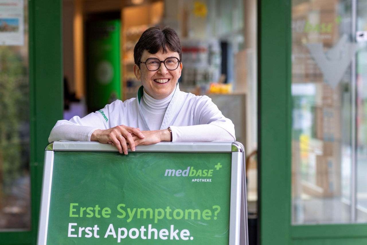 Die Apothekerin Sabine Schmidt berät die Kundschaft. Foto Alex Colle