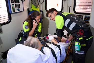 Bei SRZ arbeiten rund 200 Rettungssanitäter*innen, die in fünf Dienstgruppen aufgeteilt sind.