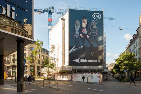 Grossformatiges Megaposter am Baugerüst
