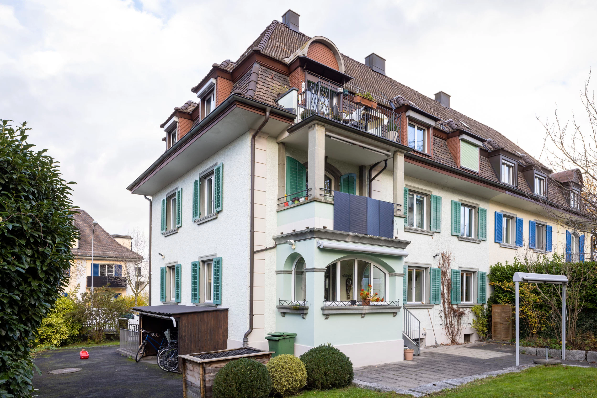 Aussenansicht des Mehrfamilienhauses im Kreis 11