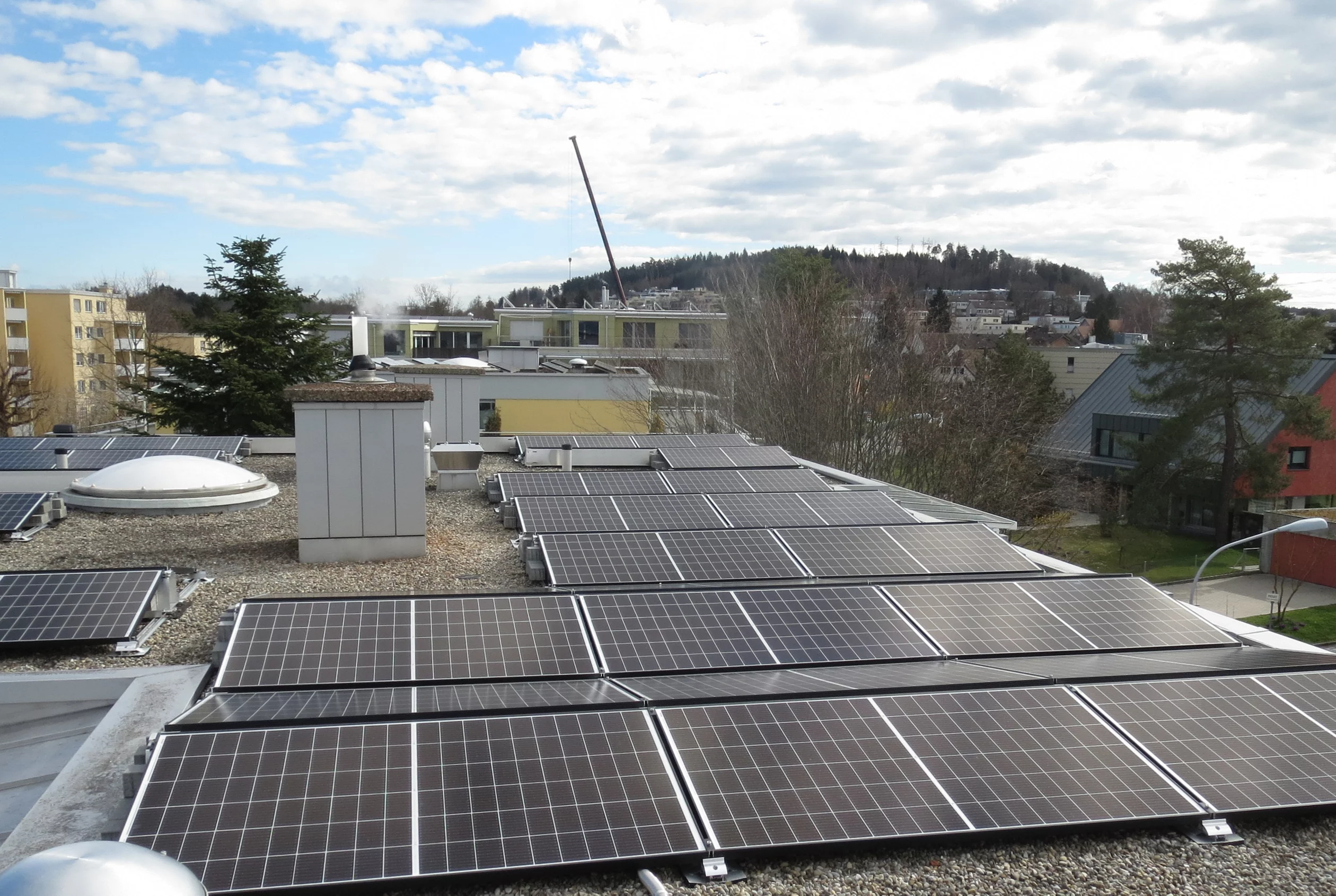 Solarzellen auf dem Dach des Mehrfamilienhauses im Kreis 7
