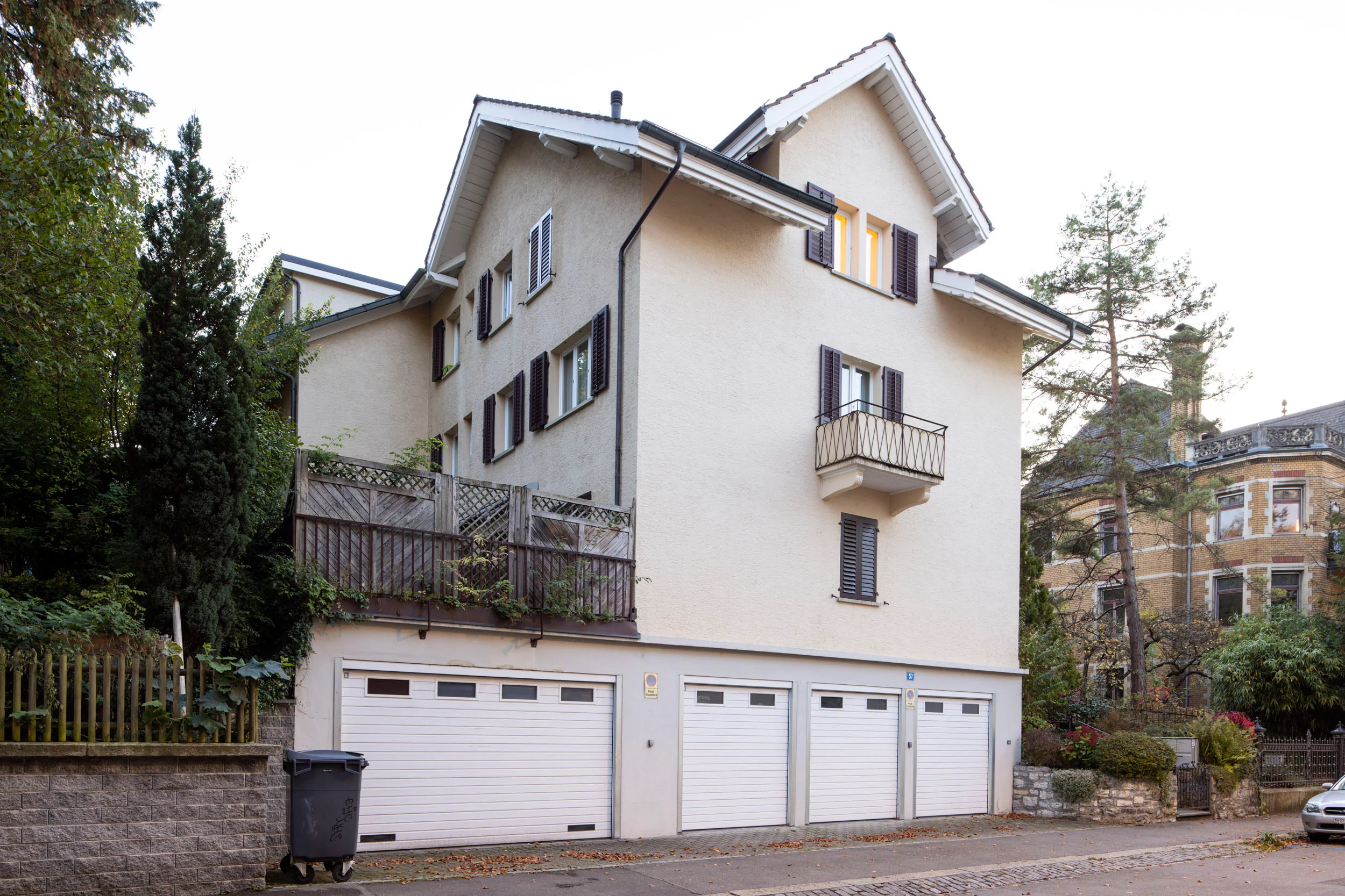 Aussenansicht des Mehrfamilienhauses im Kreis 11