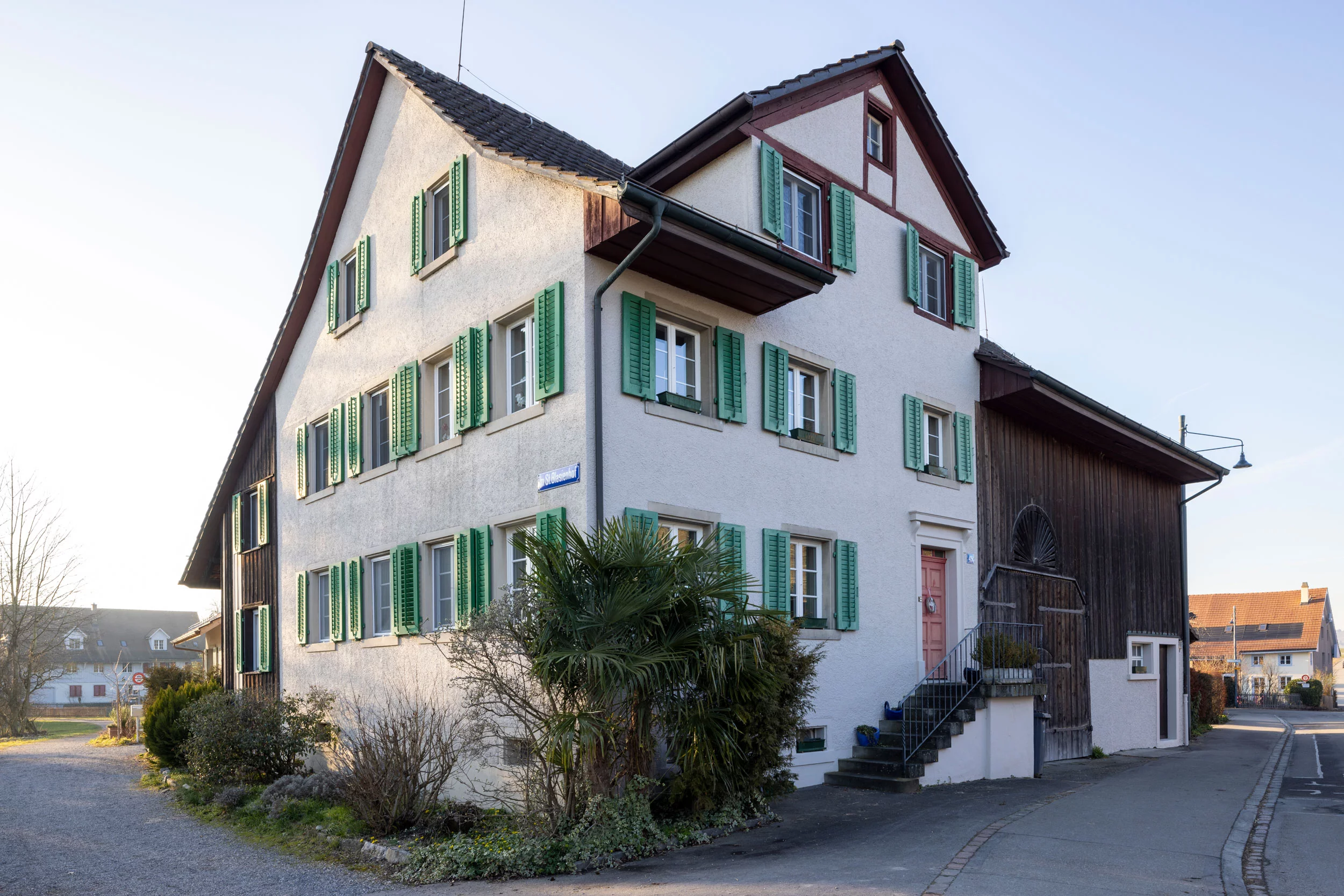 Aussenansicht des Mehrfamilienhauses im Kreis 11
