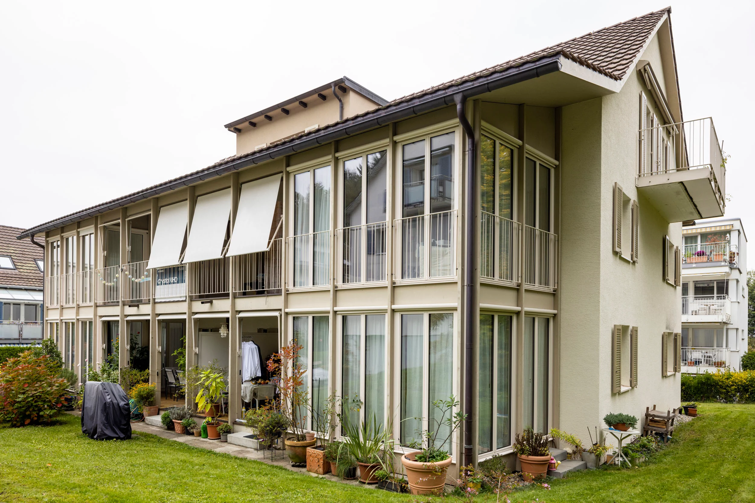Aussenansicht des Mehrfamilienhauses im Kreis 11