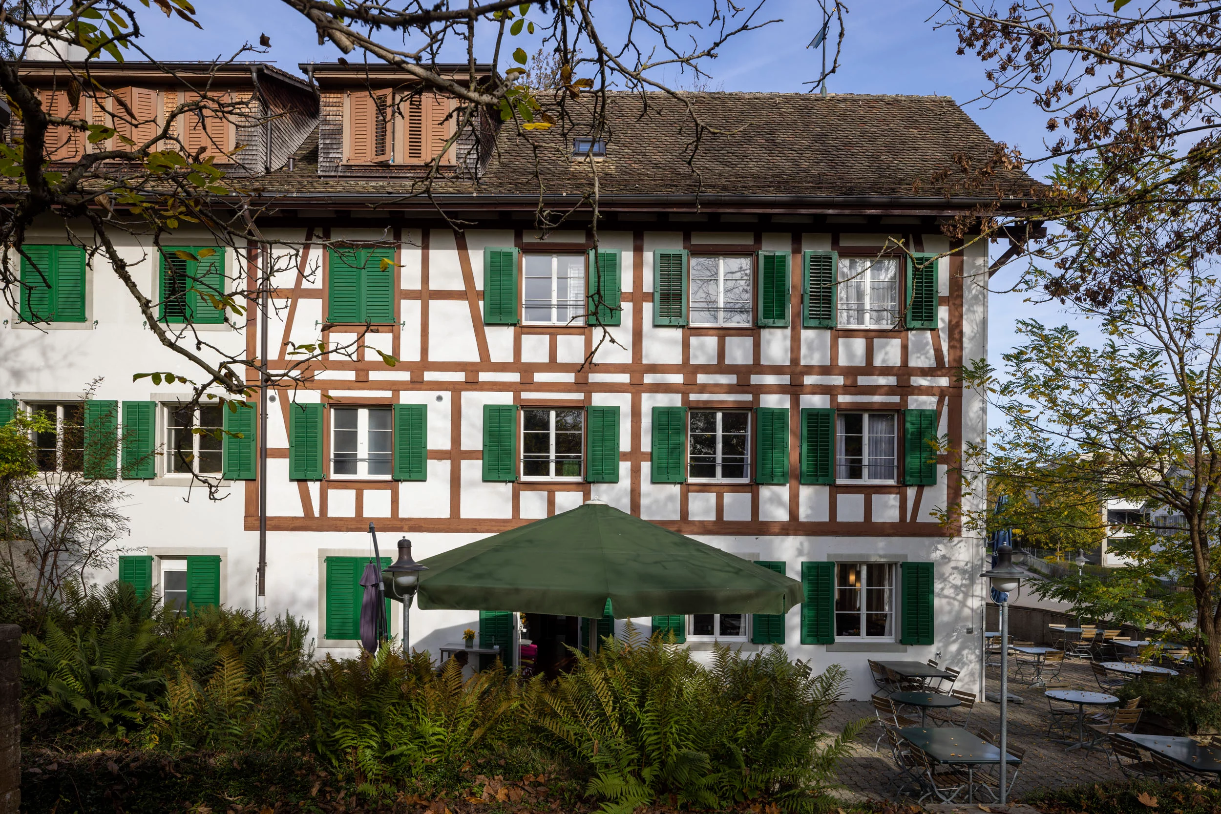 Aussenansicht des Mehrfamilienhauses mit Restaurant im Kreis 2
