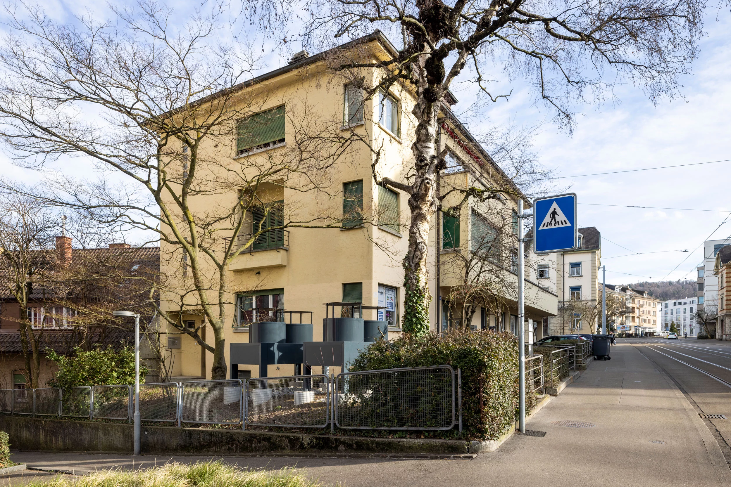 Aussenansicht des Mehrfamilienhauses mit Restaurant im Kreis 11