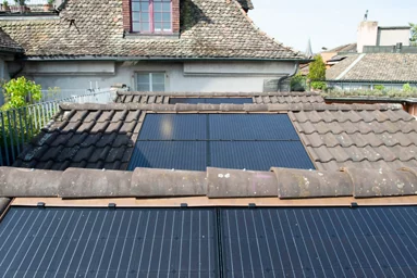 Nahaufnahme der im Dach integrierten Solarmodule