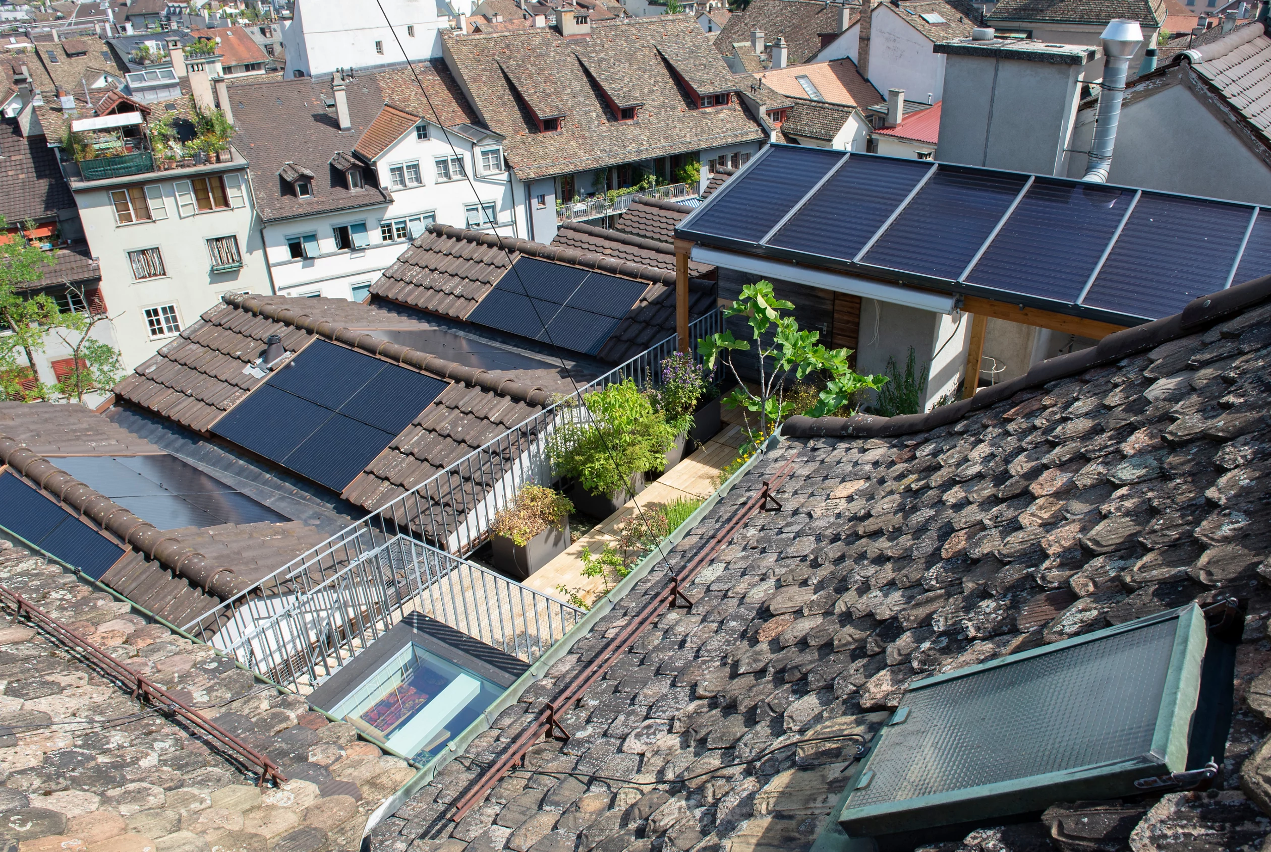 Dächer des Mehrfamilienhauses im Kreis 1 mit integrierten Solarmodulen