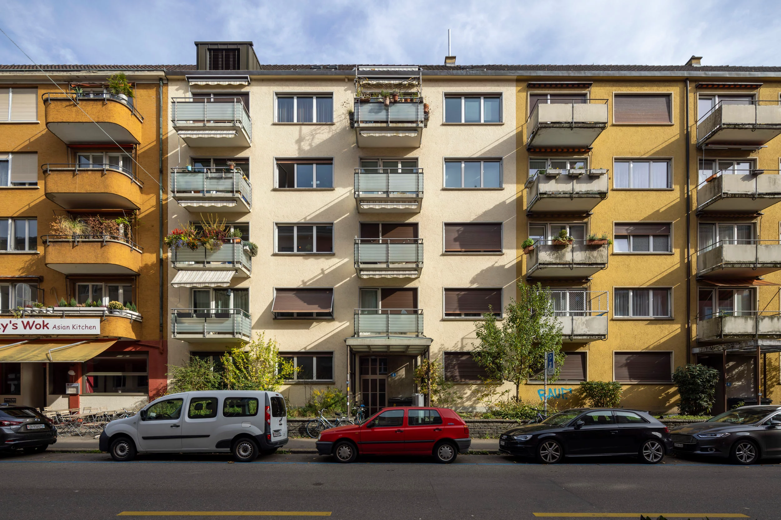 Aussenansicht des Mehrfamilienhauses im Kreis 3