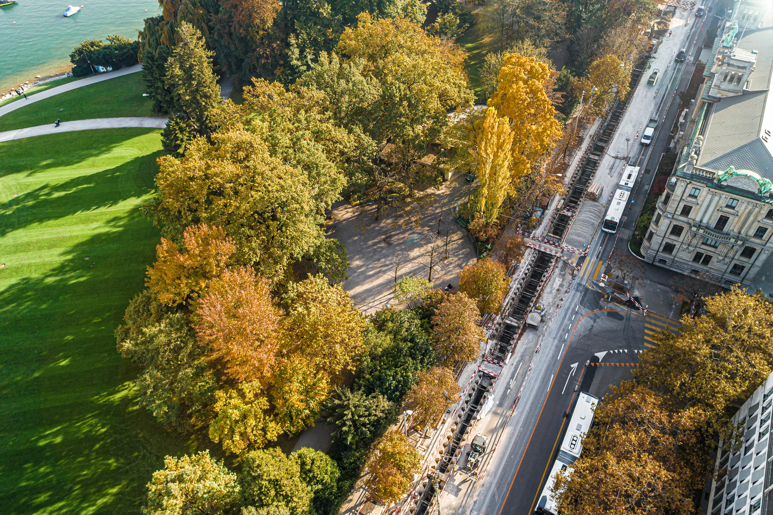 Baustelle am Mythenquai und daneben schöne Parkanlage