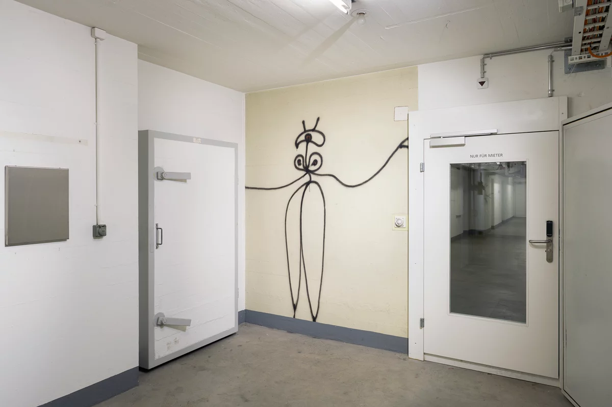 Sprayfigur auf Garagenwand