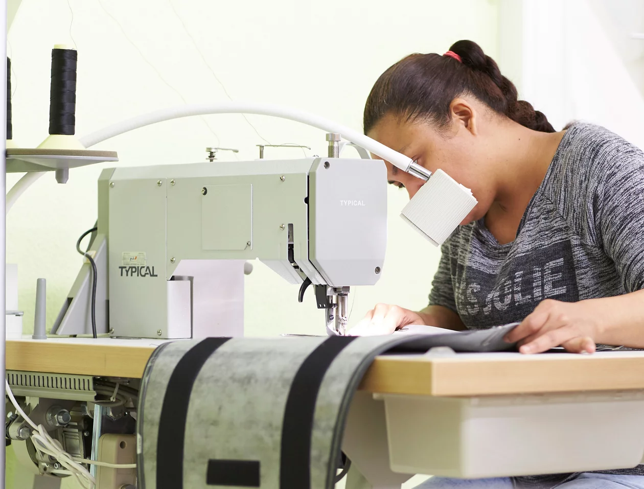 Im Nähwerk arbeiten handwerklich geschickte Menschen gerne genau. Wir schneiden, bügeln und nähen diverse Produkte aus verschiedenen Textilien.