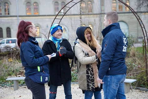 «sip züri»-Mitarbeitende sprechen auf der Gasse eine Person an.