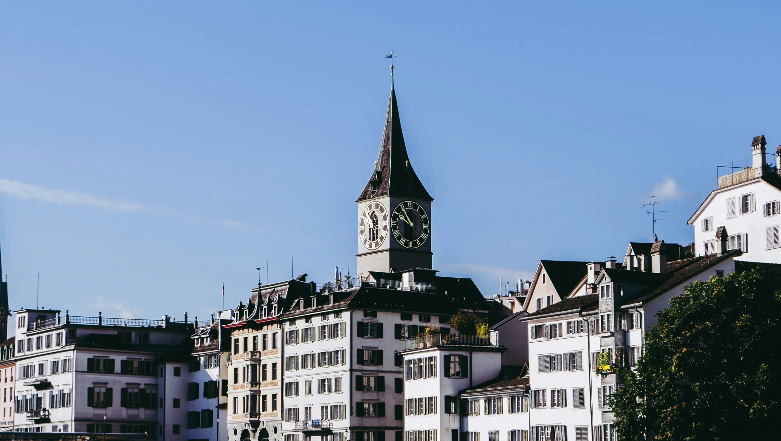 Sicht auf die Limmat und St. Peter Kirche in Zürich