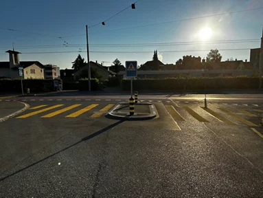 Röschibachstrasse nach den Massnahmen für den Fussverkehr