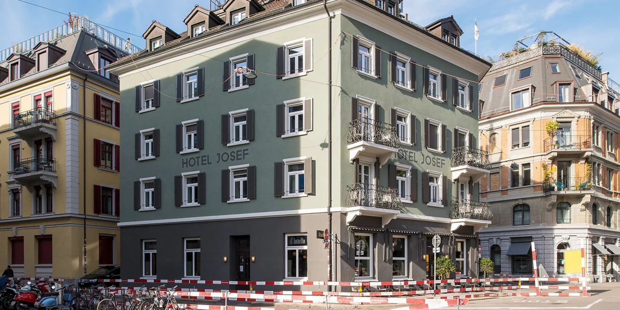 Fassadenbemalung im Obergeschoss «Hotel Josef», Josefstrasse 13