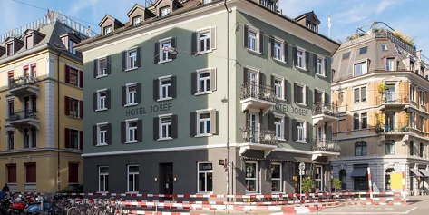 Fassadenbemalung im Obergeschoss «Hotel Josef», Josefstrasse 13