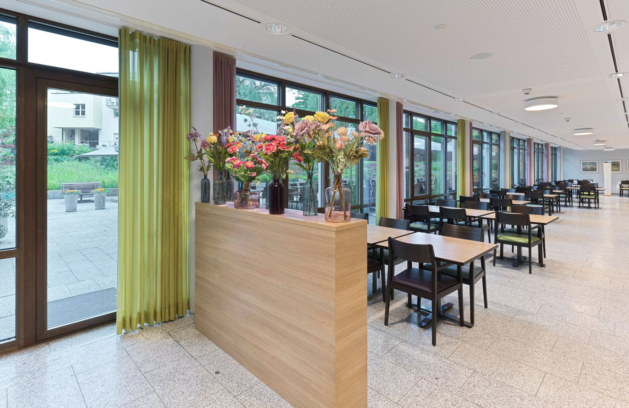 Aussenbereich des öffentlichen Restaurants Dreieck im Gesundheitszentrum für das Alter Gehrenholz