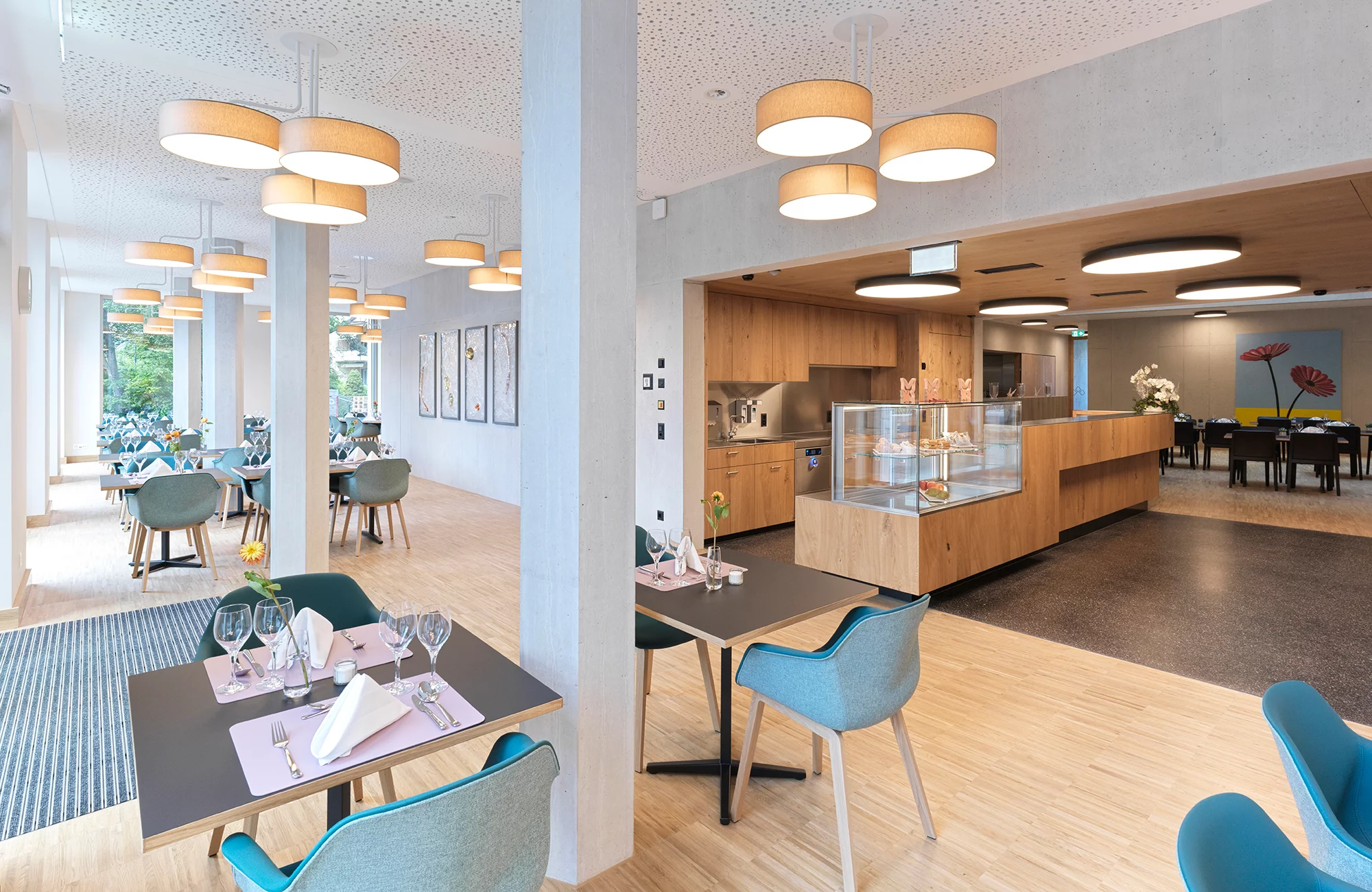 Innenbereich des öffentlichen Restaurants Farfalla im Gesundheitszentrum für das Alter Mathysweg