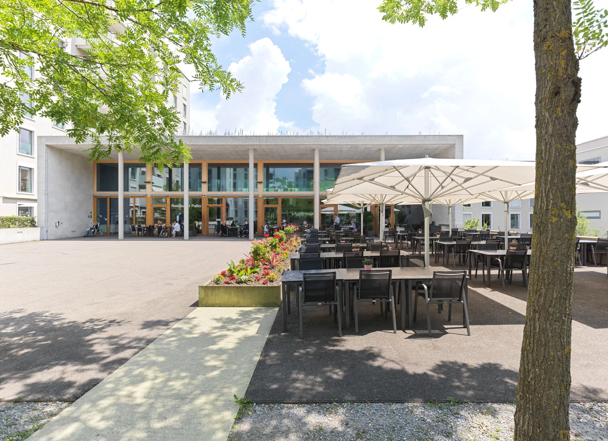 Aussenbereich des öffentlichen Restaurants Pallio im Gesundheitszentrum für das Alter Mattenhof