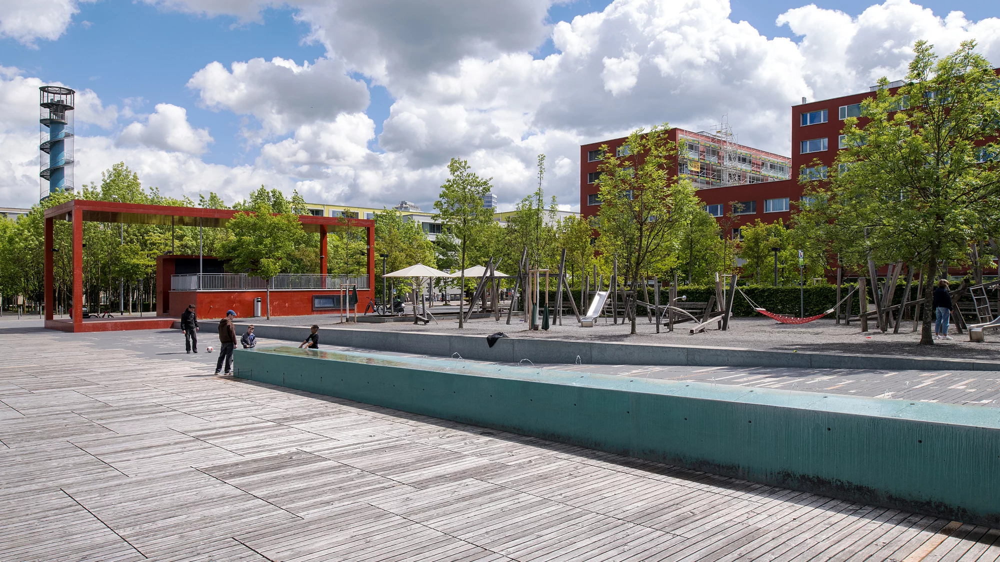 Ansicht vom Oerliker Park mit Brunnen, Spielplatz, Pavillon und Turm