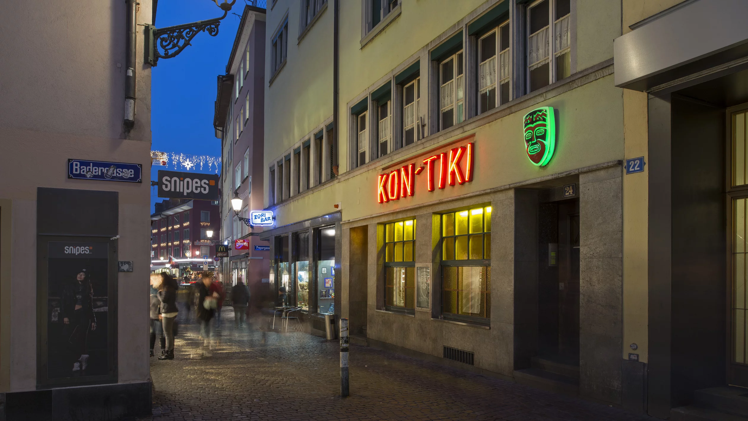 Ein Haus mit einer Leuchtreklame