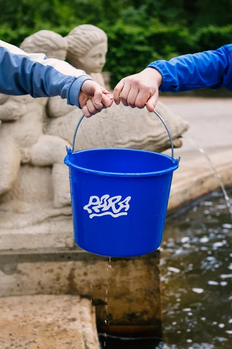 Aktion von Para, Eimer mit Schriftzug Para