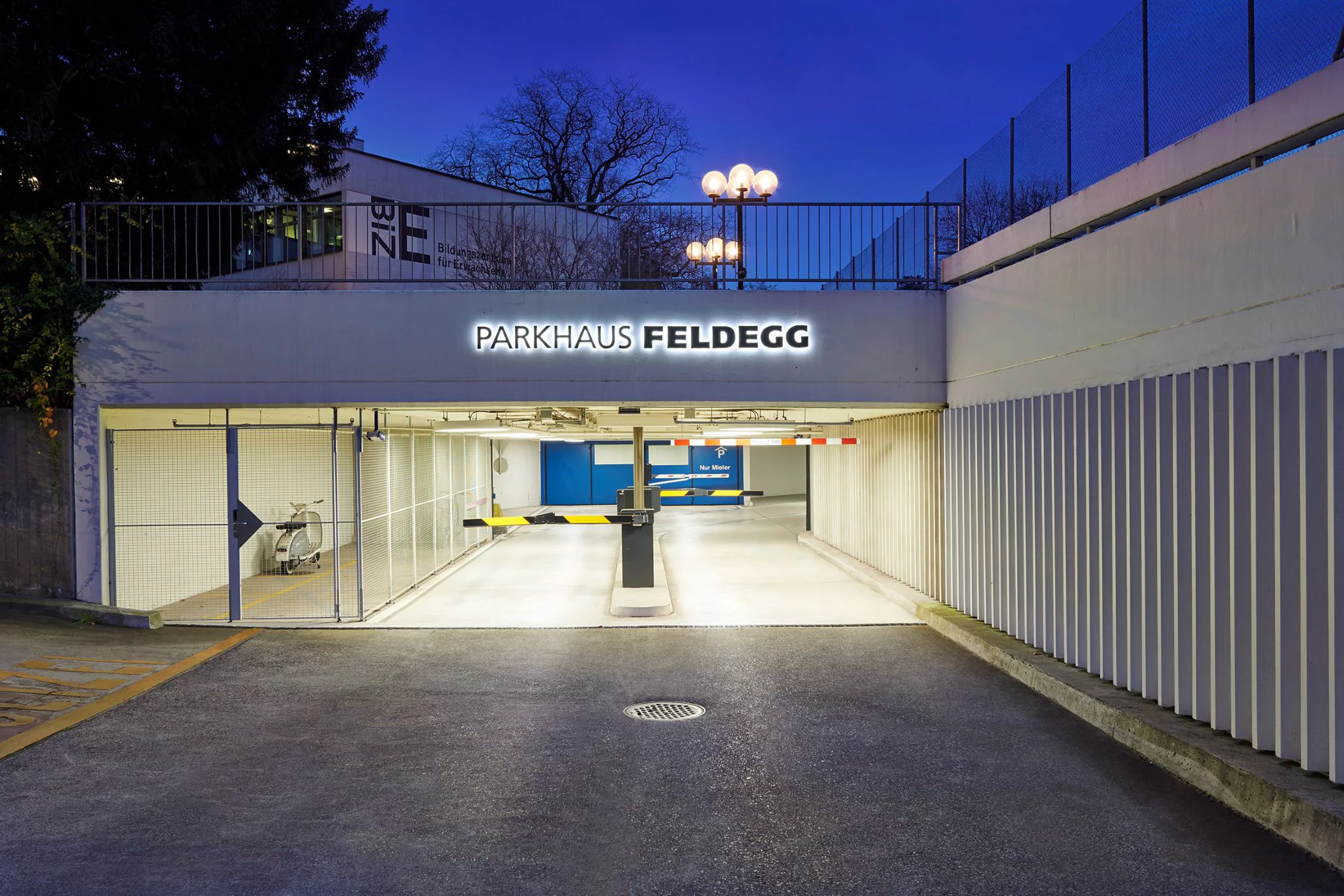 Eingang zu einem Parkhaus am Abend. Bild: Luca Zanier