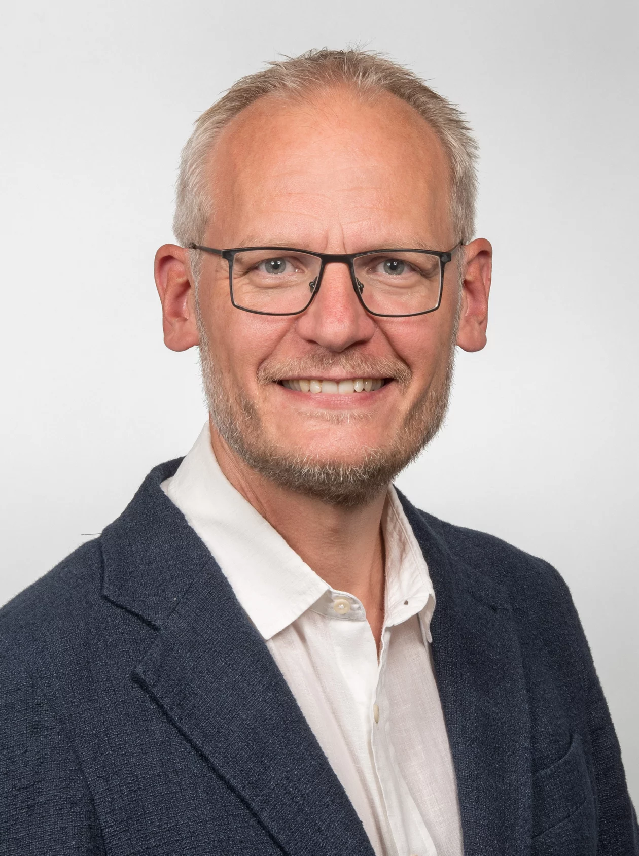 Pascal Hirt Locher, Direktor von Human Resources Management, schaut freundlich in die Kamera.